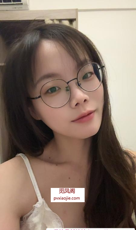 眼镜妹兼职诗诗