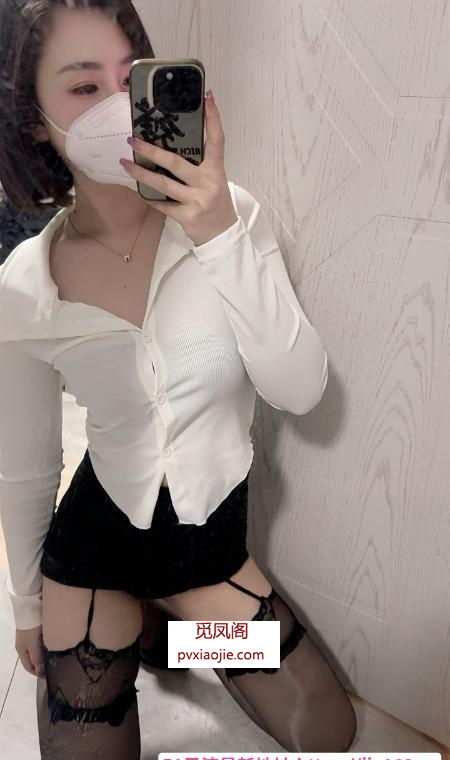 园区黑丝翘臀骚货