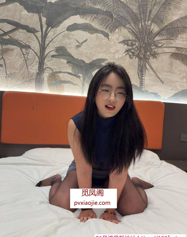 呆萌可爱丝袜美女